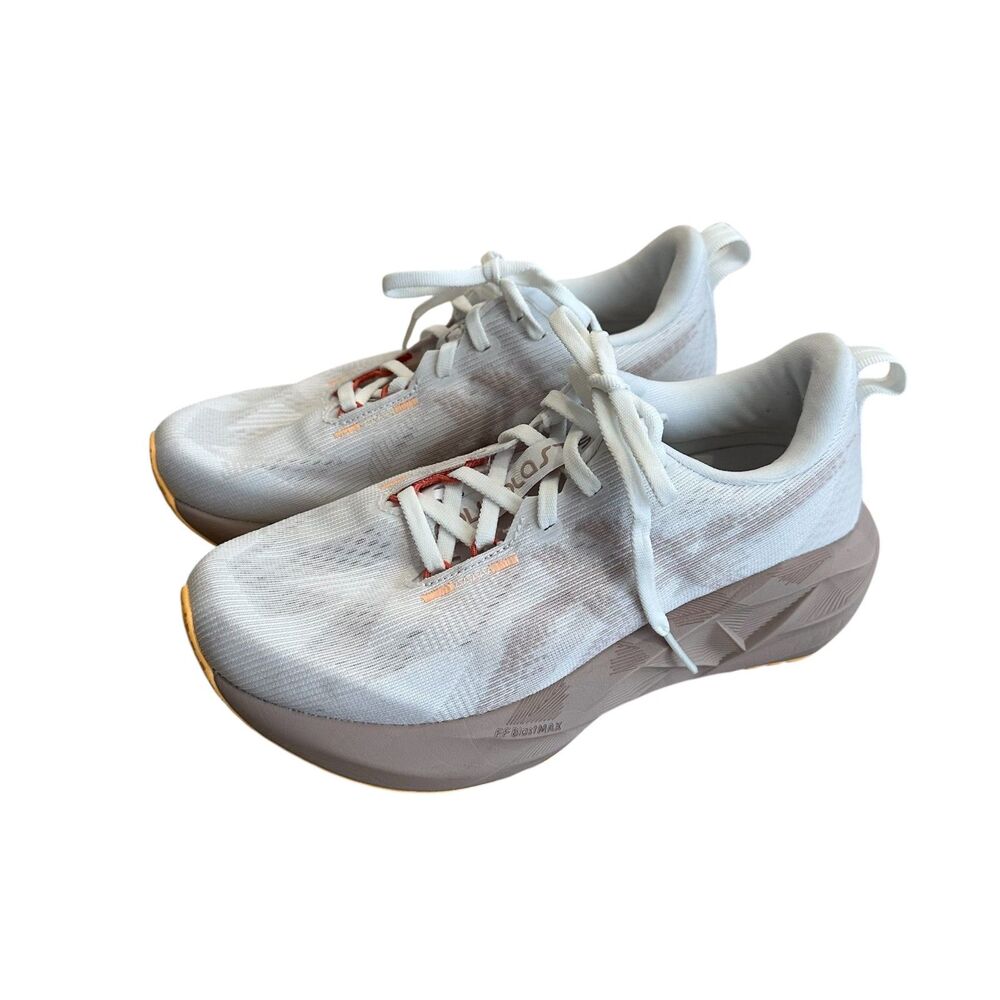 ASICS Novablast 5 Running Shoes in White/Fawn Women's Size 6.5 Wide